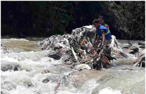 Anggota TNI Bersama Warga Bersihkan Tumpukan Sampah di Bantaran Sungai Ciwidey Anggota TNI Bersama Warga Bersihkan Tumpukan Sampah di Bantaran Sungai Ciwidey