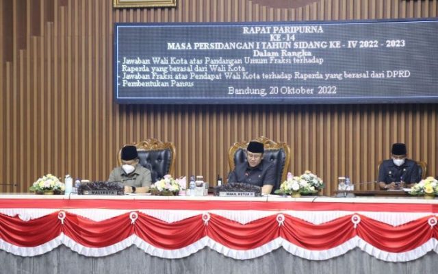 DPRD Kota Bandung Umumkan Pimpinan dan Anggota Pansus 4 Raperda DPRD Kota Bandung Umumkan Pimpinan dan Anggota Pansus 4 Raperda