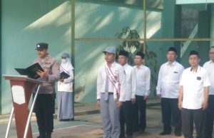 Anggota Polsek Jatiwangi Jadi Pembina Upacara di MAN 3 Jatiwangi Sambil menyampaikan Pesan Kamtibmas