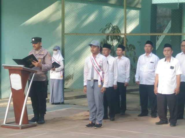 Anggota Polsek Jatiwangi Jadi Pembina Upacara di MAN 3 Jatiwangi Sambil menyampaikan Pesan Kamtibmas