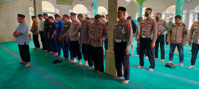 Buntut Tragedi Kanjuruhan, Polres Cimahi Gelar Shalat Ghaib Bersama Bobotoh Viking dan Bomber