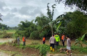 Polisi dan Tim SAR Cari Korban Diduga Hanyut Akibat Air Sungai Meluap