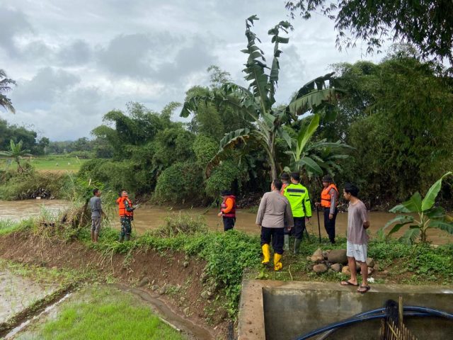 Polisi dan Tim SAR Cari Korban Diduga Hanyut Akibat Air Sungai Meluap