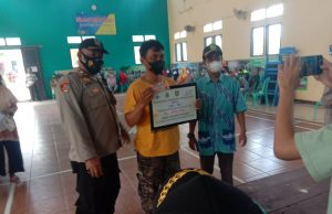 Polisi Laksanakan Pengamanan dan Pengawalan Distribusi Bantuan Langsung Tunai (BLT) Dari Dana Desa (DD) Desa Bojong
