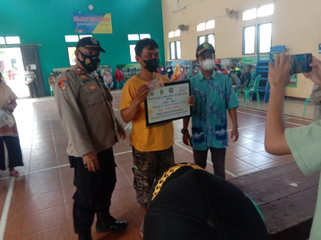 Polisi Laksanakan Pengamanan dan Pengawalan Distribusi Bantuan Langsung Tunai (BLT) Dari Dana Desa (DD) Desa Bojong