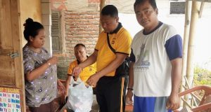 Polisi Berikan Santunan Kepada Anak Yatim di Desa Kertawinangun