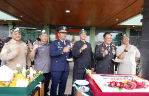 Kapolda Jabar Beri Surprise Kue Ulang Tahun dan Tumpeng Kepada Pangdam III/Siliwangi di Hut TNI yang ke 77