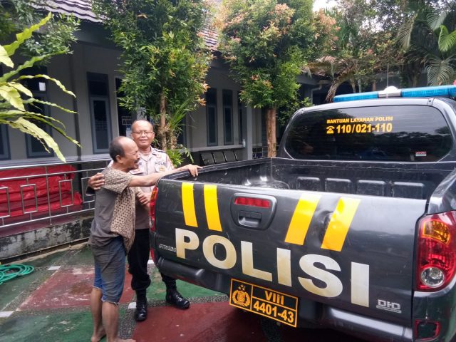 Polisi Bantu Amankan ODGJ yang Meresahkan Warga