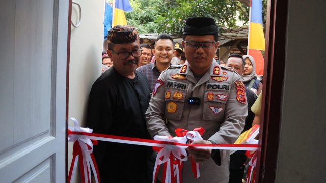 Polisi Secara Simbolis Serahkan Kunci Rutilahu Polisi Secara Simbolis Serahkan Kunci Rutilahu