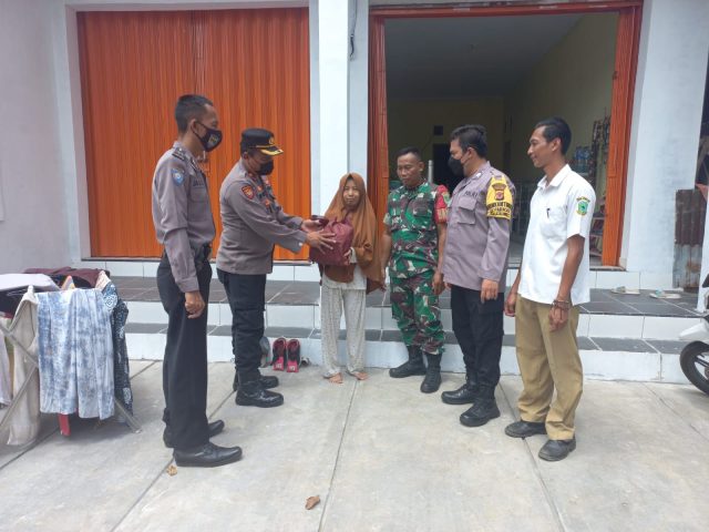 Polisi Salurkan Bansos Kepada Anak Yatim dan Jompo