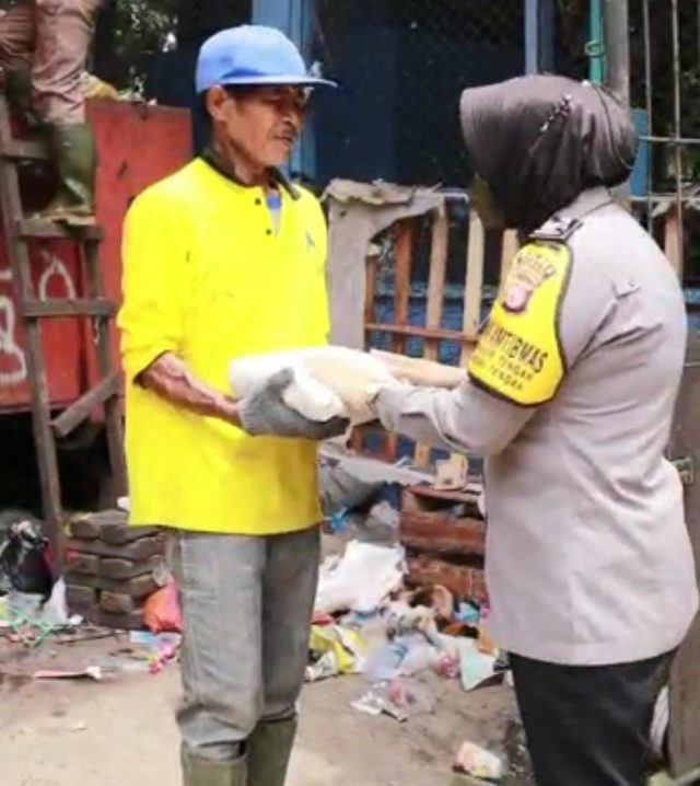 Polwan Tak Kenal Lelah Mengabdi Untuk Masyarakat