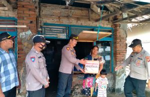 Polisi Bagikan Bansos ke Kaum Dhuafa dan Yatim Piatu