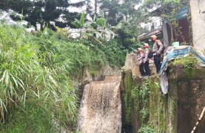 Pastikan Debit Air Normal Tim Sar Sat Brimob Polda Jabar Laksanakan Patroli Cek Beberapa Sungai di Kecamatan Cipanas
