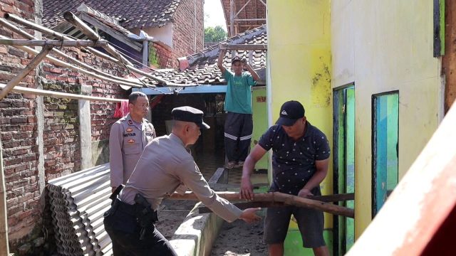 Polisi Bantu Renovasi Rumah Emak yang Tidak Layak Huni