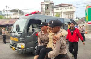 Polisi Bantu Evakuasi Korban Bencana Gempa Bumi yang Terjadi di Wilayah Kabupaten Cianjur