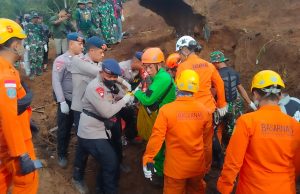 Tim Sar Batalyon Pelopor Sat Brimob Polda Jabar Cari dan Evakuasi Korban yang Tertimbun Longsor di Kab. Cianjur
