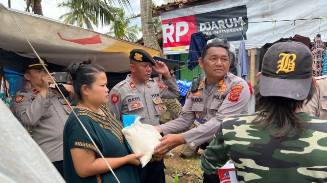 Polisi Salurkan Logistik Kepada Korban Gempa Cianjur