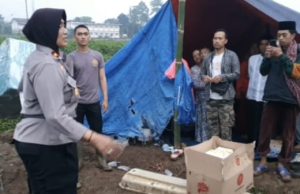 Polisi Keliling Posko dan Desa yang Belum Tersentuh Bantuan, Distribusikan Kebutuhan Pokok Serta Obat - Obatan Bagi Korban Gempa Cianjur
