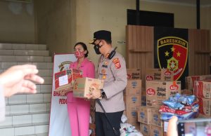 Polisi Beserta Bhayangkari Distribusikan Bansos untuk Korban Gempa Cianjur