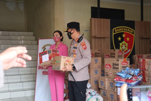 Polisi Beserta Bhayangkari Distribusikan Bansos untuk Korban Gempa Cianjur