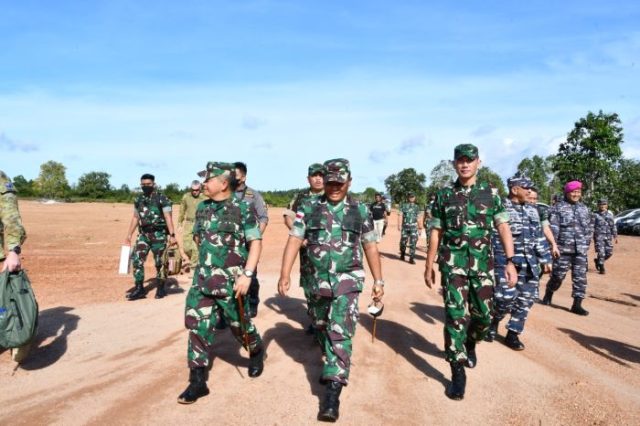 Panglima TNI Disambut Pangdam I BB Tinjau Latihan Serbuan Pendaratan Amfibi di Dabo Singkep