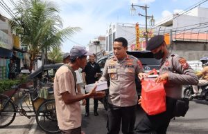 Jumat Berkah, Polisi Ajak Siswa Latja SPN Polda Jabar Bagikan Nasi Kotak Kepada Masyarakat