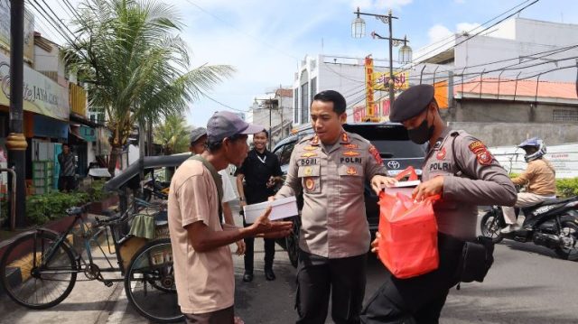 Jumat Berkah, Polisi Ajak Siswa Latja SPN Polda Jabar Bagikan Nasi Kotak Kepada Masyarakat