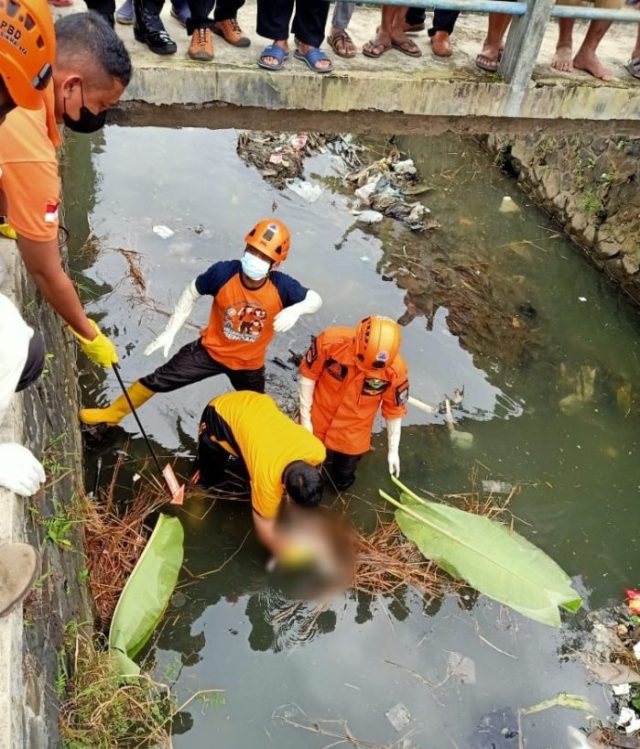 Warga Dikagetkan dengan Penemuan Jasad Bayi Mengambang di Sungai Dalem Suba Purbaratu