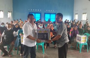 Dadan Tri Yudianto Berikan Bansos Untuk Lansia di Kota Tasikmalaya