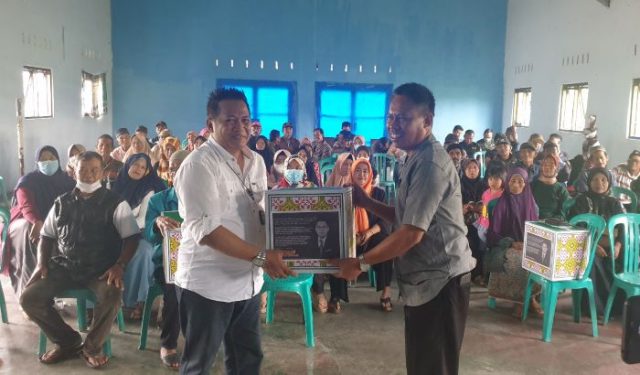 Dadan Tri Yudianto Berikan Bansos Untuk Lansia di Kota Tasikmalaya