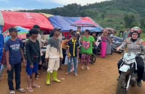 Srikandi Polwan Terjang Daerah yang Sulit Terjangkau Kendaraan, Distribusikan Bantuan Logistik untuk Korban Gempa Cianjur Srikandi Polwan Terjang Daerah yang Sulit Terjangkau Kendaraan, Distribusikan Bantuan Logistik untuk Korban Gempa Cianjur
