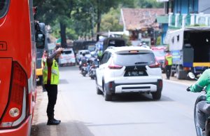 Antisipasi Kemacetan, Polri Gatur Lalu Lintas di Sepanjang Jalan Cugenang Kabupaten Cianjur