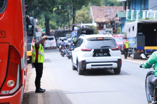 Antisipasi Kemacetan, Polri Gatur Lalu Lintas di Sepanjang Jalan Cugenang Kabupaten Cianjur
