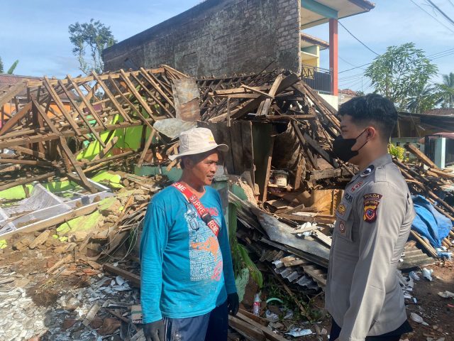 Polri Berbagi Cerita Bersama Warga Korban Gempa Cianjur Atas Kedatangan Ibu Kapolri