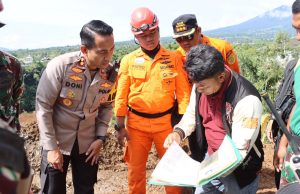 Polri Pantau Penanganan Longsor Pasca Gempa Bumi di Cugenang Kabupaten Cianjur