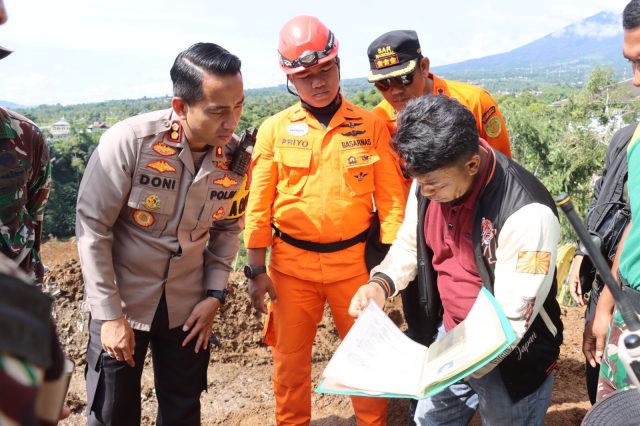 Polri Pantau Penanganan Longsor Pasca Gempa Bumi di Cugenang Kabupaten Cianjur