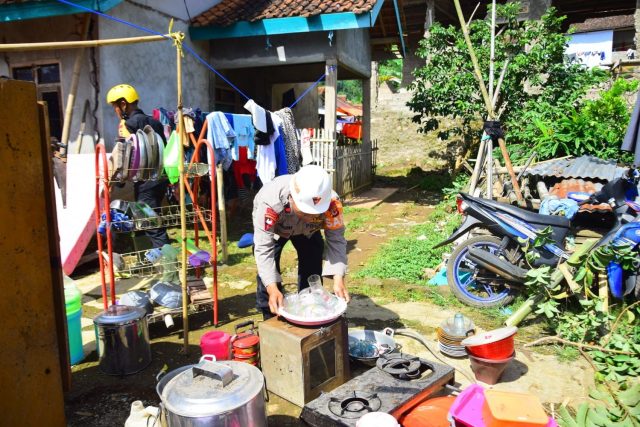 Polri Siap Bantu Warga Bersihkan Puing-puing Bekas Reruntuhan Agar Bisa Kembali ke Rumah
