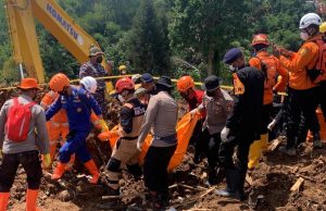 Dalam Pencarian dan Evakuasi Korban Tertimbun Longsor di Cianjur, Polri Bersama Tim Gabungan Temukan 2 Jenazah