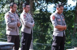 Di Sela-sela Pencarian Korban Gempa Bumi Cianjur, Polri Tetap Laksanakan Kewajiban Beribadah