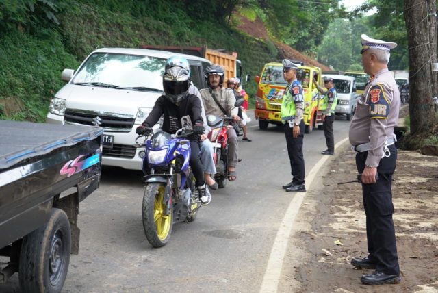 Polri Gatur Lalu Lintas di Depan Warung Sate Shinta untuk Kelancaran Aktifitas Kendaraan Pasca Gempa Bumi Cianjur