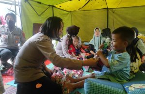 Demi Korban Gempa Terhibur, Polri Tutunkan Polwan Dilokasi Pengungsian