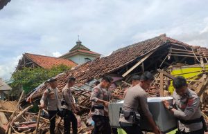 Gotong Royong, Polri Bersihkan Puing - Puing Bangunan Pasca Gempa Cianjur