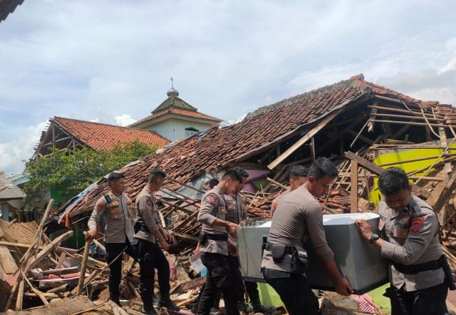 Gotong Royong, Polri Bersihkan Puing - Puing Bangunan Pasca Gempa Cianjur Gotong Royong, Polri Bersihkan Puing - Puing Bangunan Pasca Gempa Cianjur