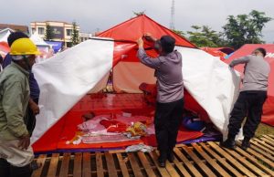 Polri Bersih - Bersih di Area Pengungsian Antisipasi Tenda Bocor Saat Musim Hujan