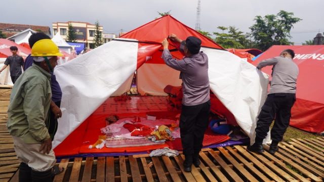 Polri Bersih - Bersih di Area Pengungsian Antisipasi Tenda Bocor Saat Musim Hujan