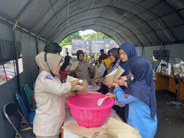 Setiap Hari Polri Siapkan Masakan di Dapur Umum untuk Para Korban Gempa Bumi Cianjur