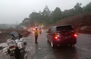 Polri Tetap Semangat Gatur Lalu Lintas di Jalur Pendistribusian Logistik Cianjur