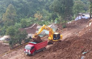 Polri Lakukan Pencarian Korban di Lokasi Tanah Longsor di Desa Cijedil