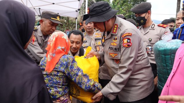 Kalemdiklat Polri Dalam Rangka Penyerahan Bantuan Kemanusiaan Kampus Polri Peduli untuk Korban Bencana Alam Cianjur