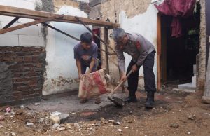 Polri Bantu Warga Perbaiki Rumah yang Mengalami Kerusakan Ringan